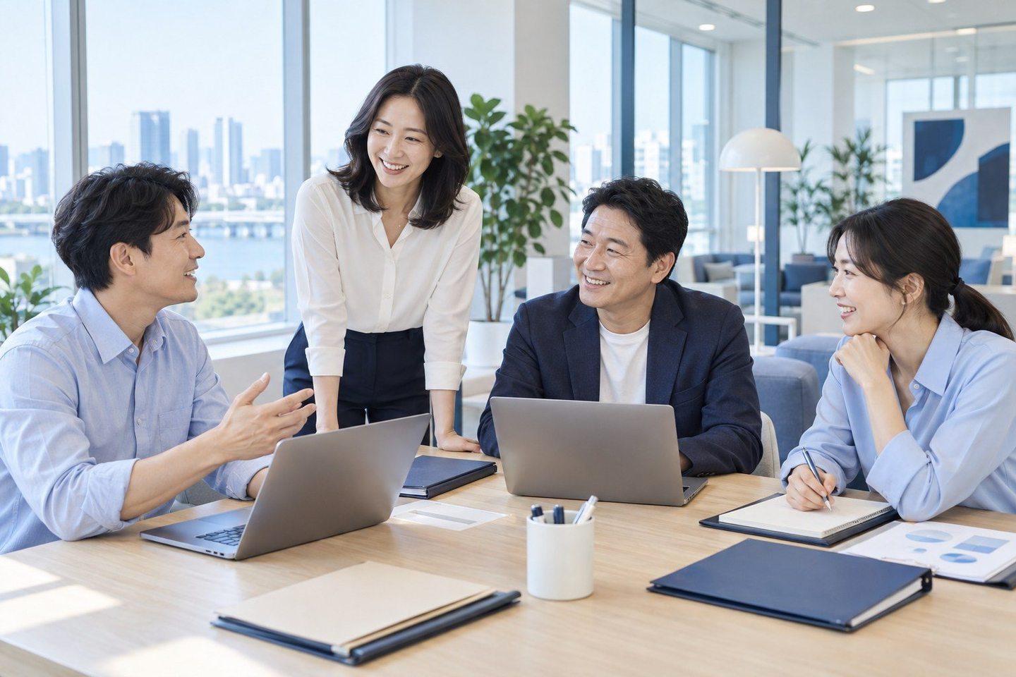 테이블에 모여 상담 자료를 검토하는 사람들 — 무선 카드단말기 취소취소, 한 번 연습하면 손님 앞에서도 침착해요. 연락 주시면 부분 취소까지 통화로 같이 해 봐요.